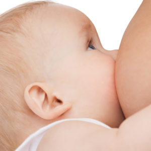 La lactancia materna después de un aumento de mamas